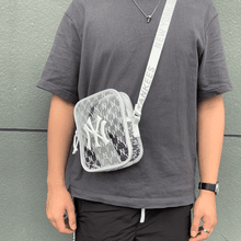 Cargar imagen en el visor de la galería, Women Transparent Shoulder Bag Clear PVC Jelly Removable Adjustable Strap Top-handle Summer Beach Bag Girls Messenger Bag
