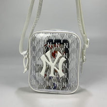 Cargar imagen en el visor de la galería, Women Transparent Shoulder Bag Clear PVC Jelly Removable Adjustable Strap Top-handle Summer Beach Bag Girls Messenger Bag
